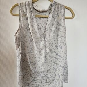 Violet & Claire Gray Patterned Sleeveless Blouse, Size Small